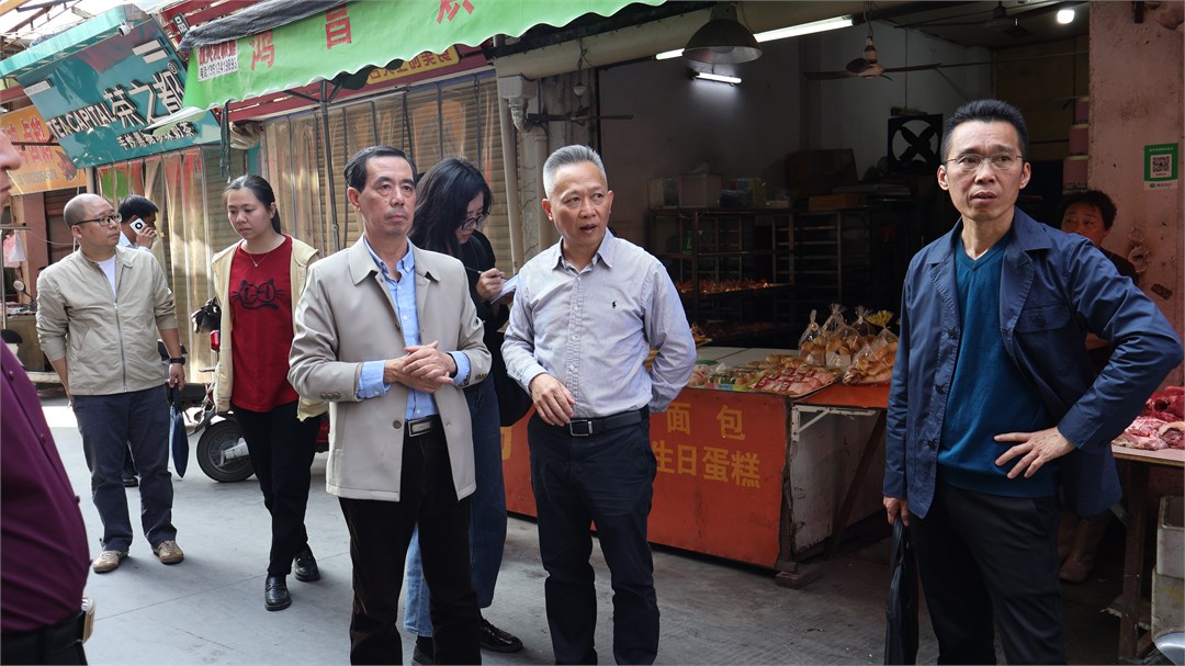 实地察看市场管理情况.JPG