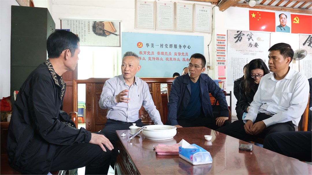 与镇、村干部群众座谈交流，了解最新进展情况.JPG